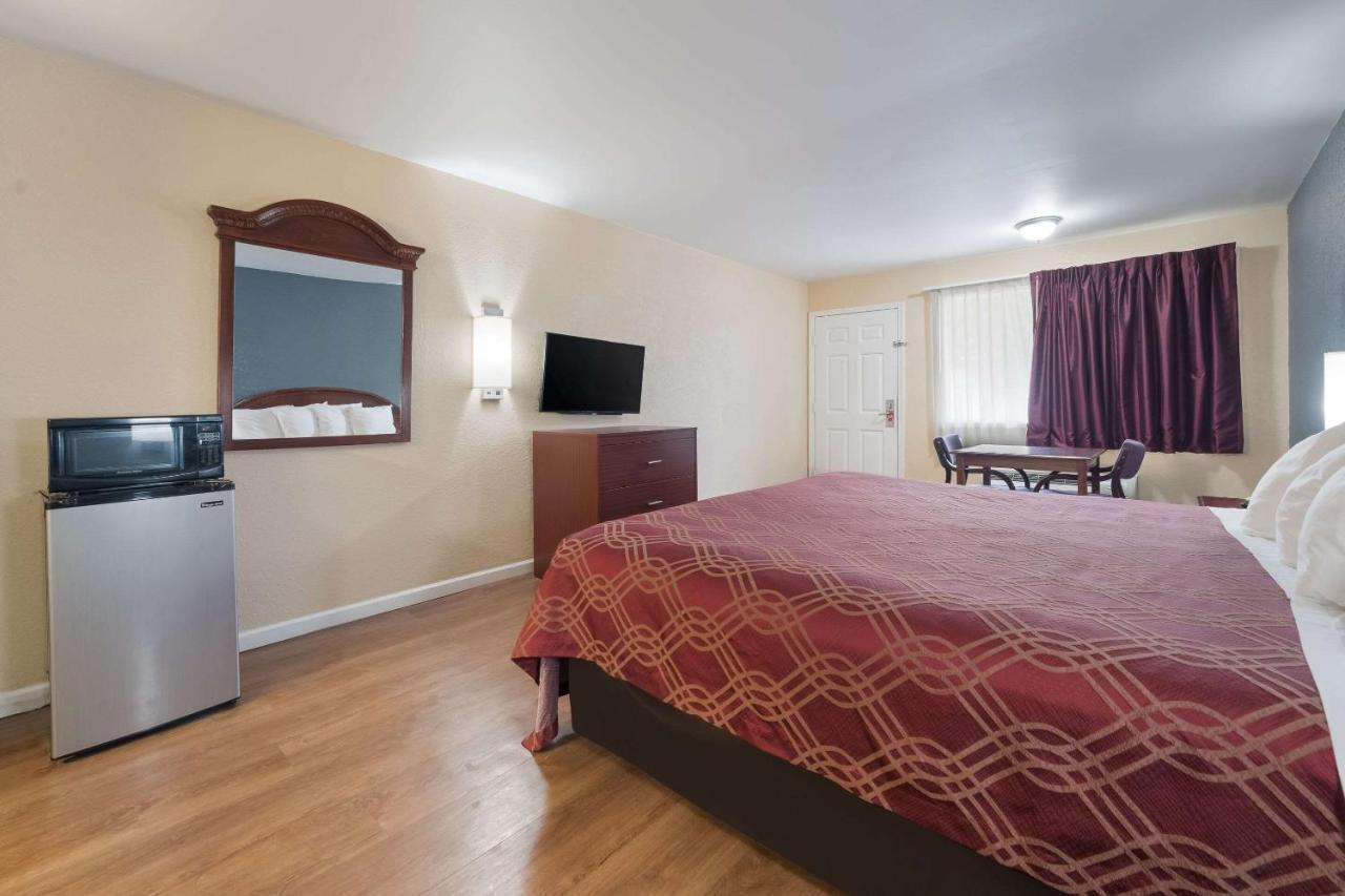 Econo Lodge Thomaston Exterior photo
